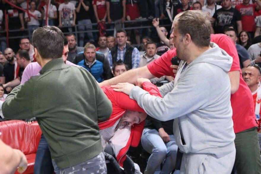 Βίντεο: Ηθοποιός έδειρε γνωστό φίλαθλο του Ερυθρού Αστέρα γιατί του πήρε τη... θέση