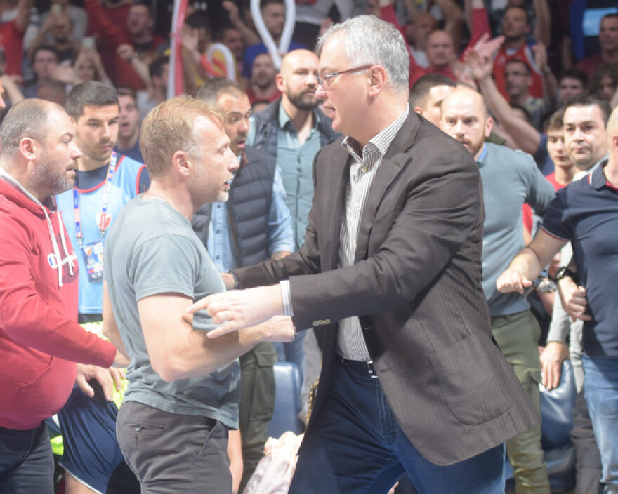 Βίντεο: Ηθοποιός έδειρε γνωστό φίλαθλο του Ερυθρού Αστέρα γιατί του πήρε τη... θέση