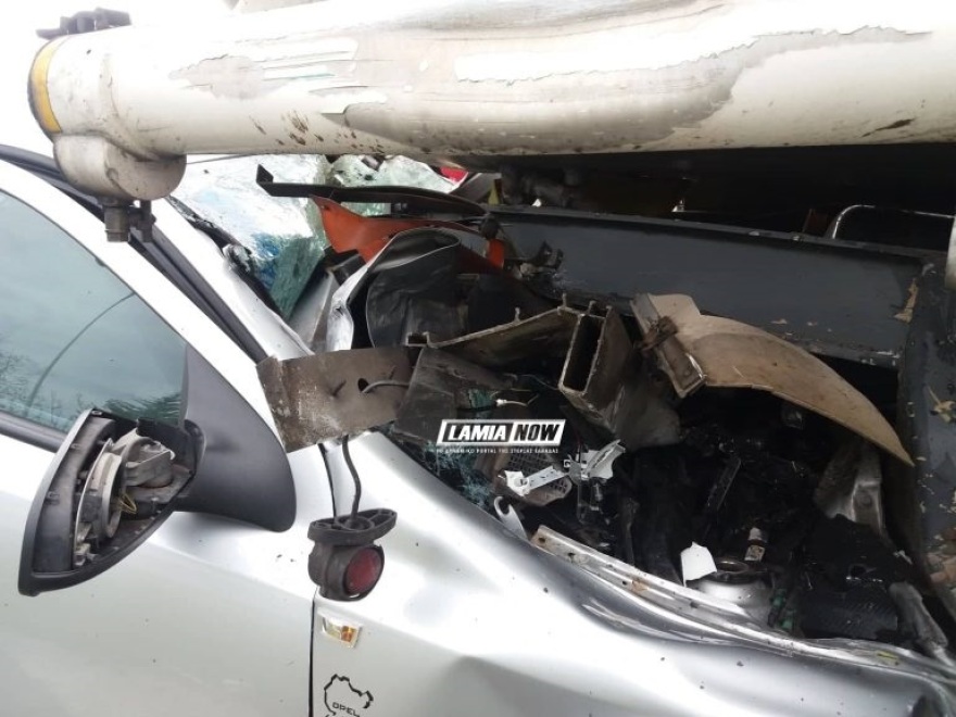 Τρόμος στη Φθιώτιδα: ΙΧ «σφηνώθηκε» κάτω από βυτιοφόρο υγρών καυσίμων