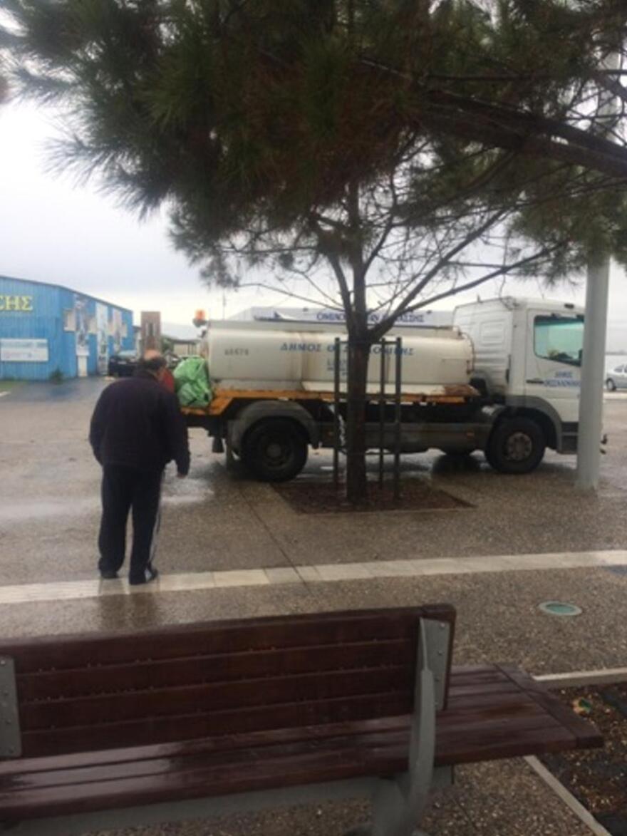 Θεσσαλονίκη: Οι υπάλληλοι του δήμου ποτίζουν... με καταρρακτώδη βροχή