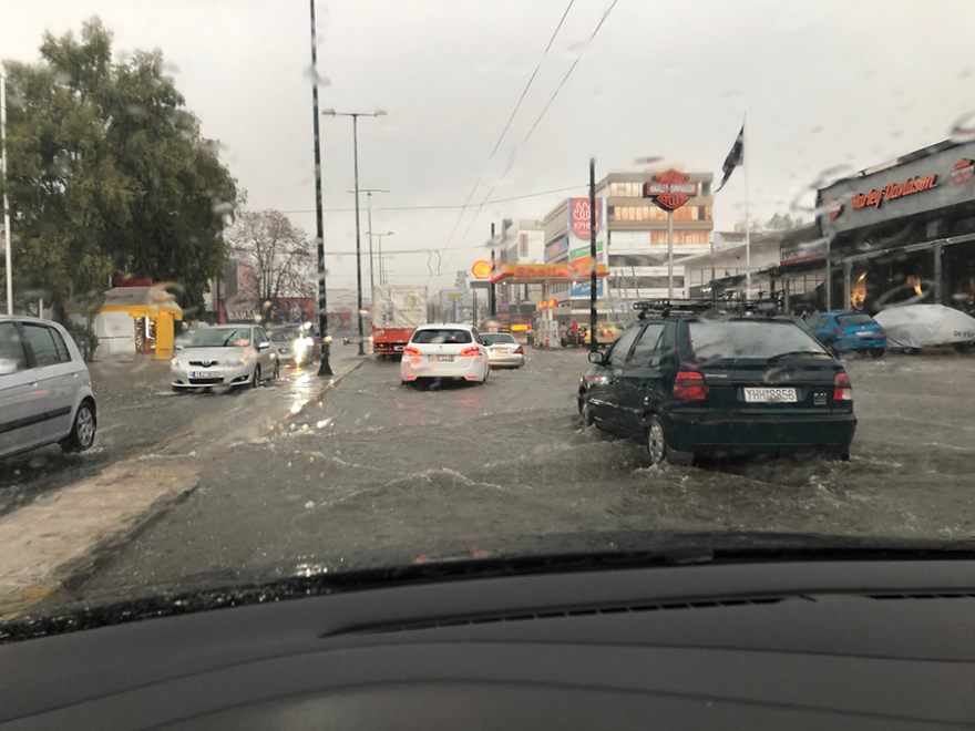 Καιρός: Άνοιξε η Πειραιώς και στα δύο ρεύματα - «Πνίγηκε» ο Πειραιάς από τη βροχή 