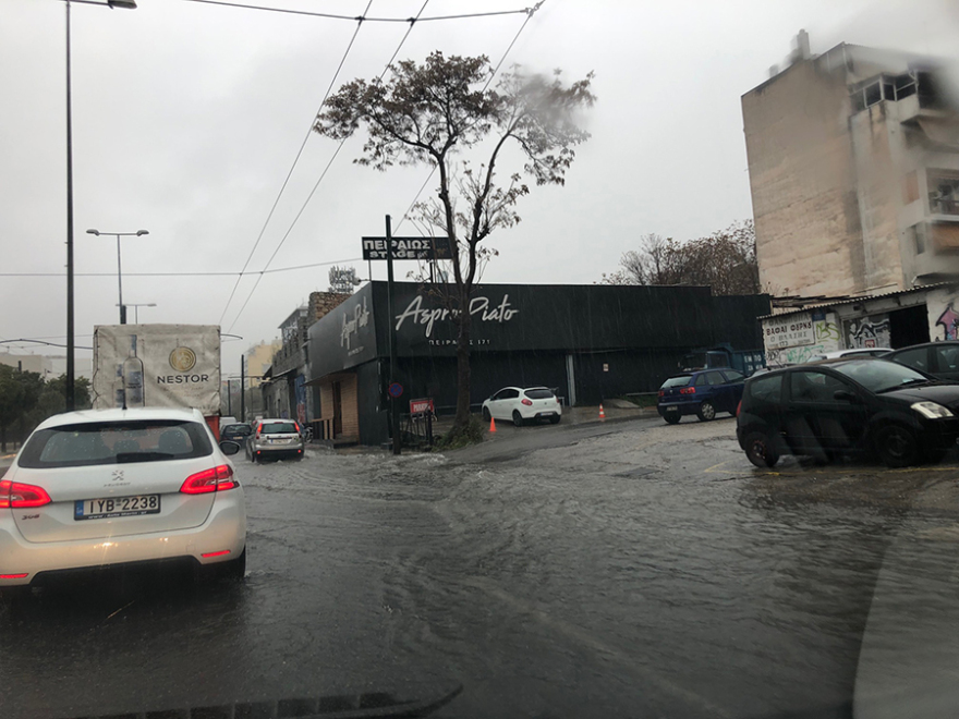 Καιρός: Άνοιξε η Πειραιώς και στα δύο ρεύματα - «Πνίγηκε» ο Πειραιάς από τη βροχή 