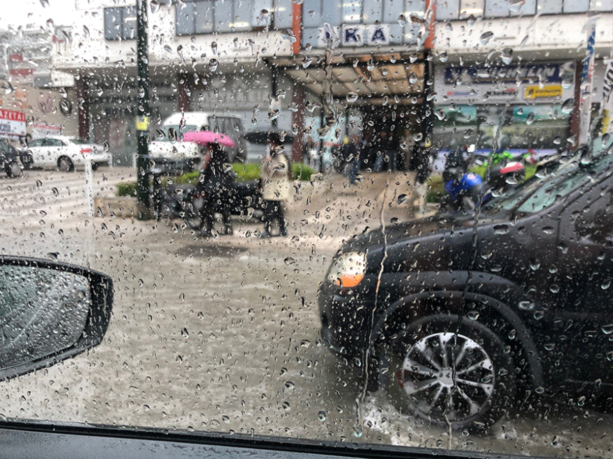 Καιρός: Άνοιξε η Πειραιώς και στα δύο ρεύματα - «Πνίγηκε» ο Πειραιάς από τη βροχή 