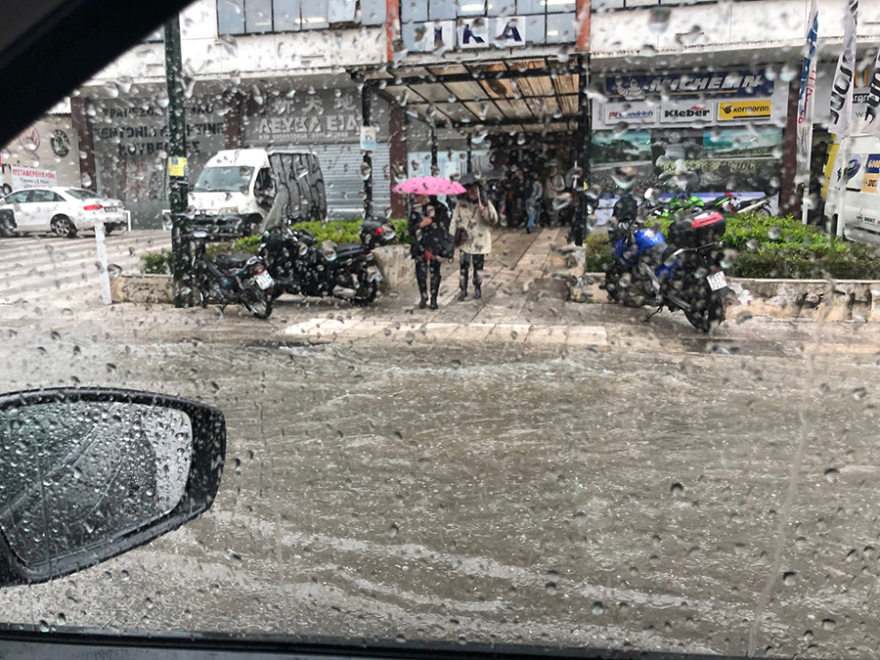 Καιρός: Άνοιξε η Πειραιώς και στα δύο ρεύματα - «Πνίγηκε» ο Πειραιάς από τη βροχή 
