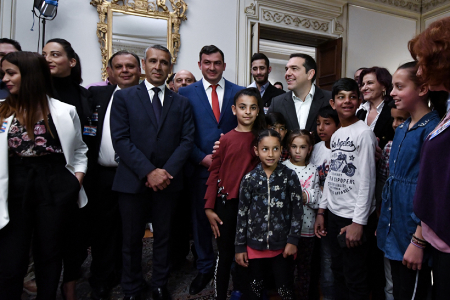 Ο Τσίπρας υποδέχτηκε Ρομά στο Μαξίμου - Τους διάβασε παραμύθια