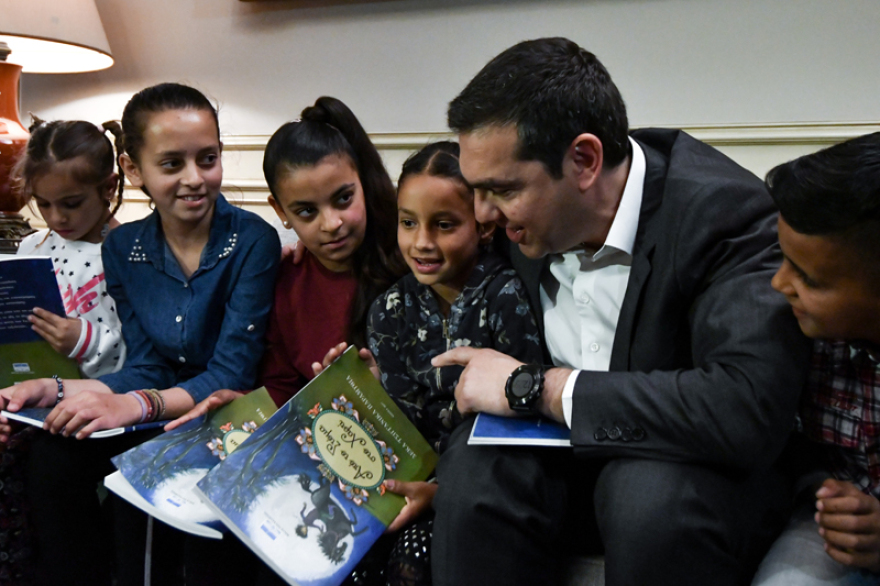 Ο Τσίπρας υποδέχτηκε Ρομά στο Μαξίμου - Τους διάβασε παραμύθια