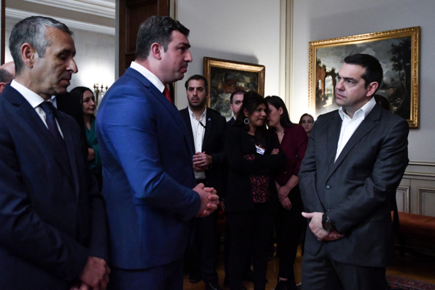 Ο Τσίπρας υποδέχτηκε Ρομά στο Μαξίμου - Τους διάβασε παραμύθια