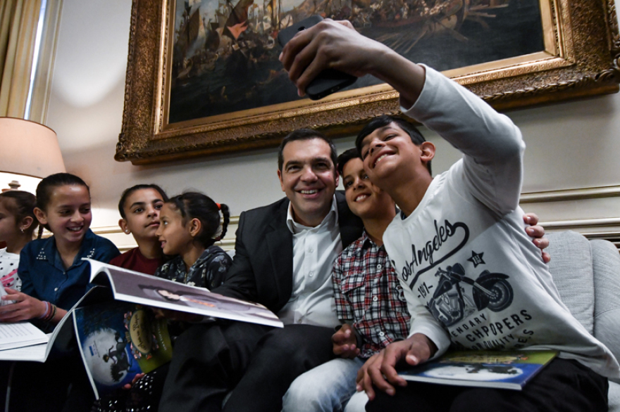 Ο Τσίπρας υποδέχτηκε Ρομά στο Μαξίμου - Τους διάβασε παραμύθια