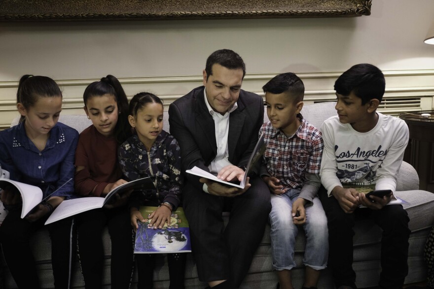 Ο Τσίπρας υποδέχτηκε Ρομά στο Μαξίμου - Τους διάβασε παραμύθια