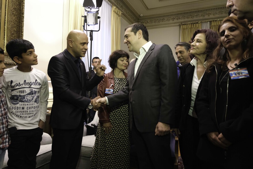 Ο Τσίπρας υποδέχτηκε Ρομά στο Μαξίμου - Τους διάβασε παραμύθια