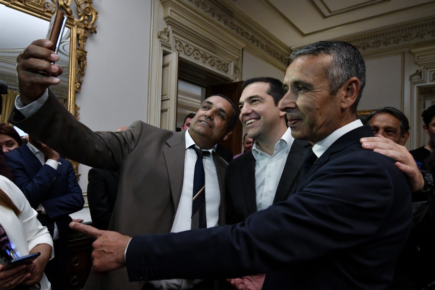 Ο Τσίπρας υποδέχτηκε Ρομά στο Μαξίμου - Τους διάβασε παραμύθια