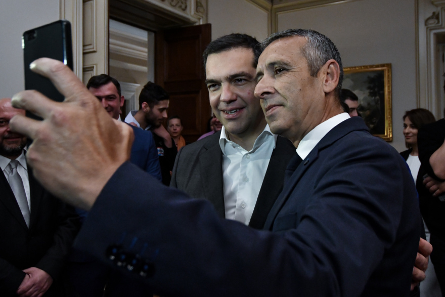 Ο Τσίπρας υποδέχτηκε Ρομά στο Μαξίμου - Τους διάβασε παραμύθια