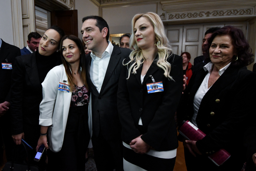 Ο Τσίπρας υποδέχτηκε Ρομά στο Μαξίμου - Τους διάβασε παραμύθια