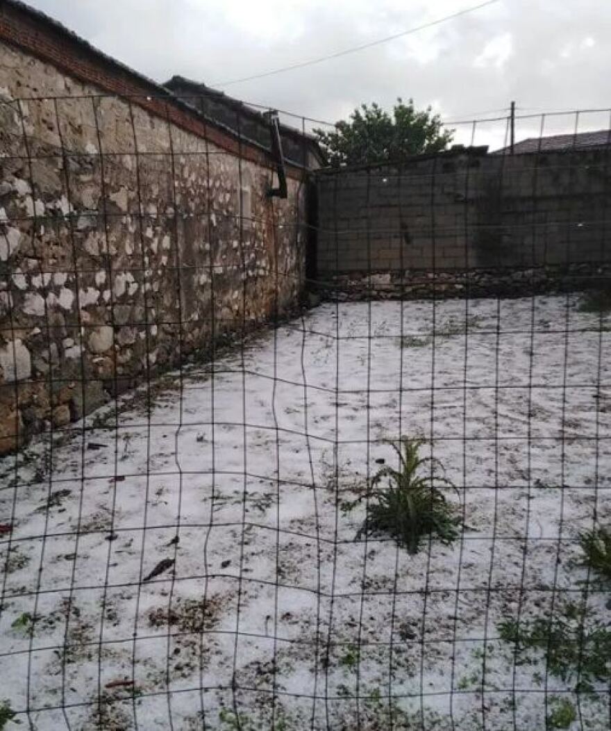 Καιρός: Το «'στρωσε» με χαλάζι στη Φαρκαδόνα - Δείτε φωτογραφίες