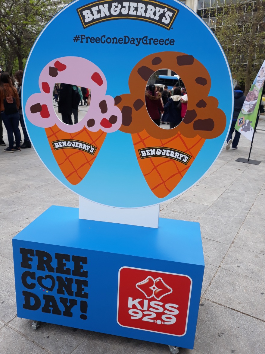 Free Cone Day: Ουρές στο Σύνταγμα για ένα δωρεάν παγωτό - Δείτε φωτογραφίες