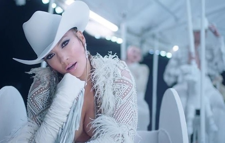 Η Τζένιφερ Λόπεζ αποκαλύπτει τα οπίσθιά της στο νέο της clip