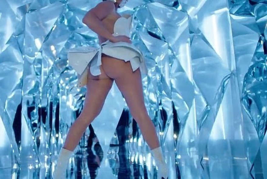 Η Τζένιφερ Λόπεζ αποκαλύπτει τα οπίσθιά της στο νέο της clip