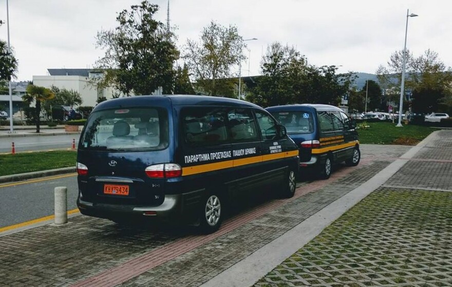 Θεσσαλονίκη: Οι συνοδοί της Φωτίου στάθμευσαν πάνω σε διάδρομο τυφλών