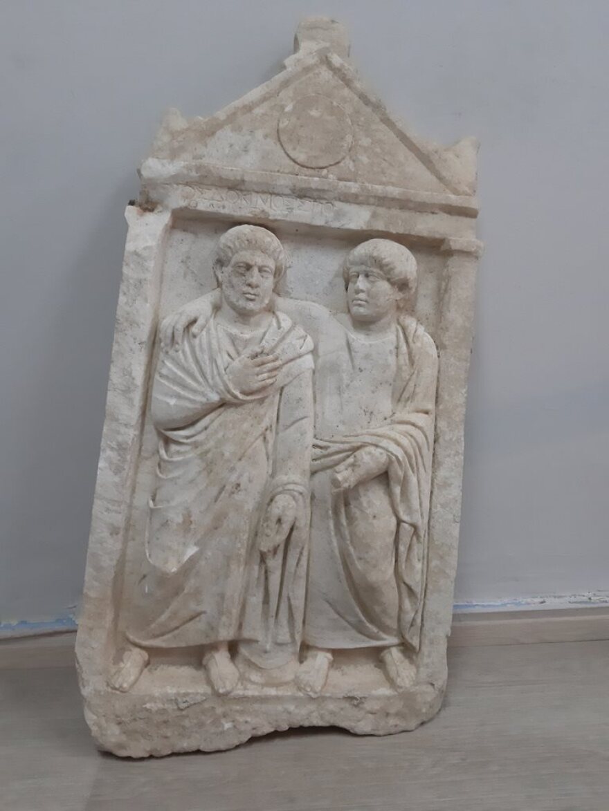 Έπιασαν αρχαιοκάπηλους με μαρμάρινη επιτύμβια στήλη στα Σπάτα