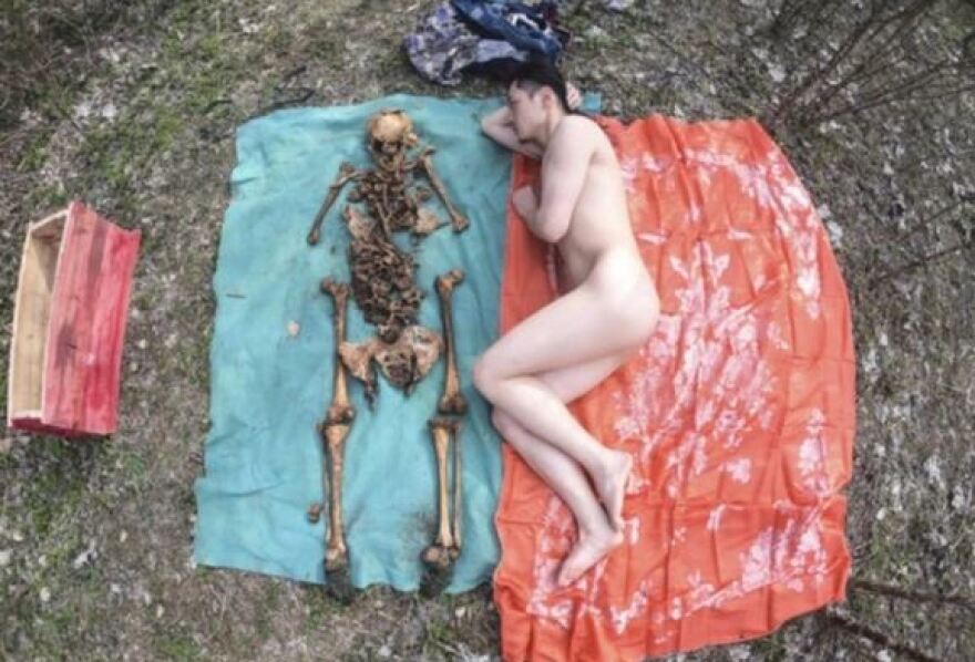 Κινέζος καλλιτέχνης ποζάρει δίπλα στον σκελετό του πατέρα του δηλώνοντας «αυτό είναι τέχνη»