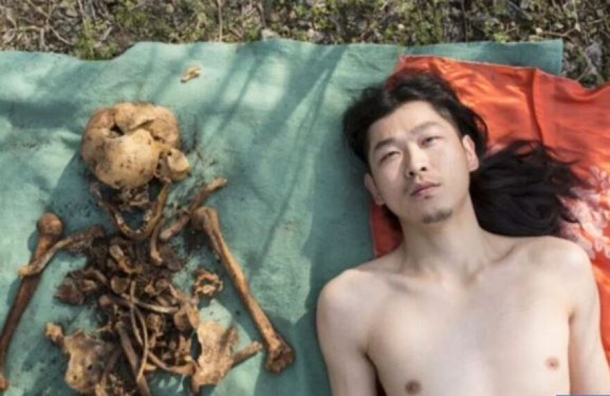 Κινέζος καλλιτέχνης ποζάρει δίπλα στον σκελετό του πατέρα του δηλώνοντας «αυτό είναι τέχνη»