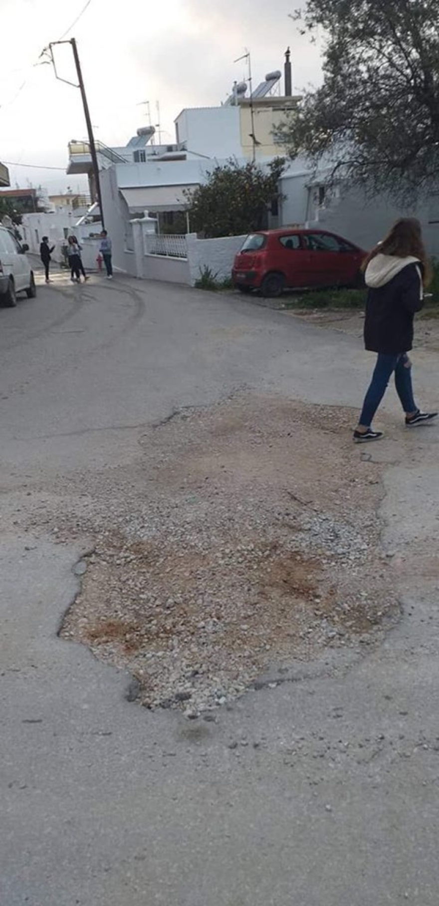 Διαμαρτυρία μέσω... κηπουρικής στη Ρόδο: Φύτεψαν ελιές στις λακκούβες των δρόμων!