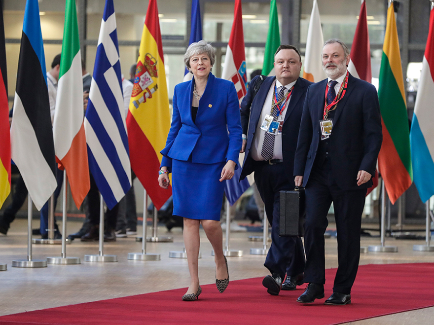 Brexit, Σύνοδος Κορυφής: Εκλιπαρεί για «οποιαδήποτε» παράταση τους Ευρωπαίους η Μέι