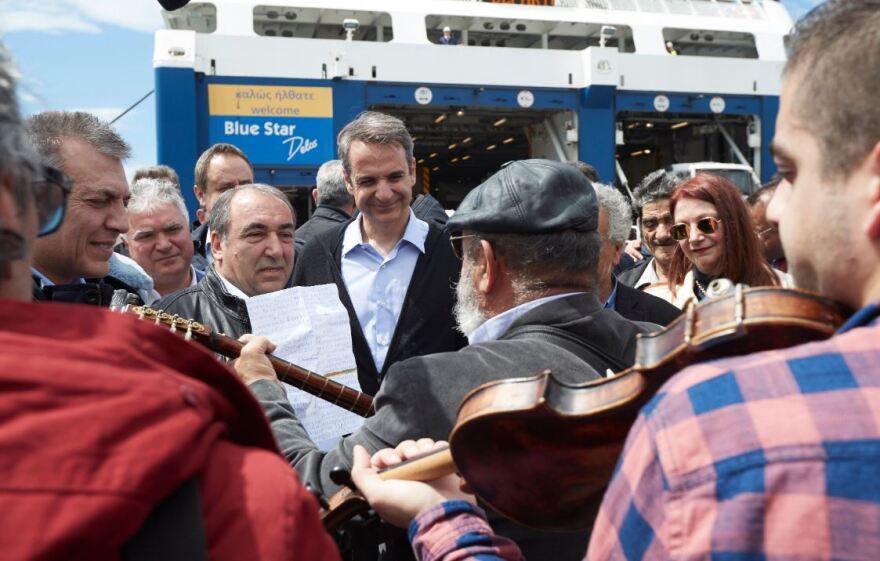 Φωτογραφίες: Υποδοχή Μητσοτάκη στη Νάξο με μαντινάδες και όργανα