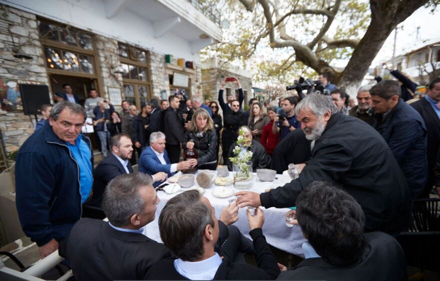 Φωτογραφίες: Υποδοχή Μητσοτάκη στη Νάξο με μαντινάδες και όργανα