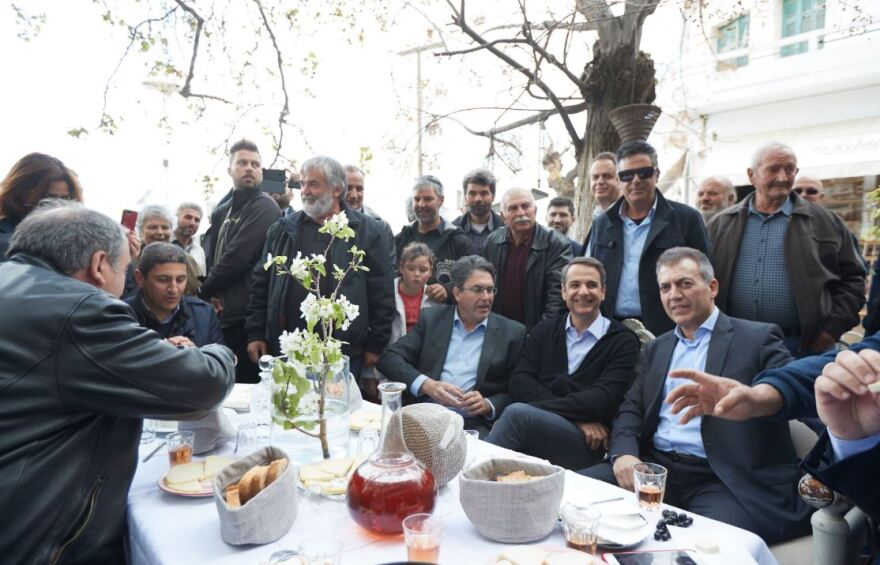 Φωτογραφίες: Υποδοχή Μητσοτάκη στη Νάξο με μαντινάδες και όργανα