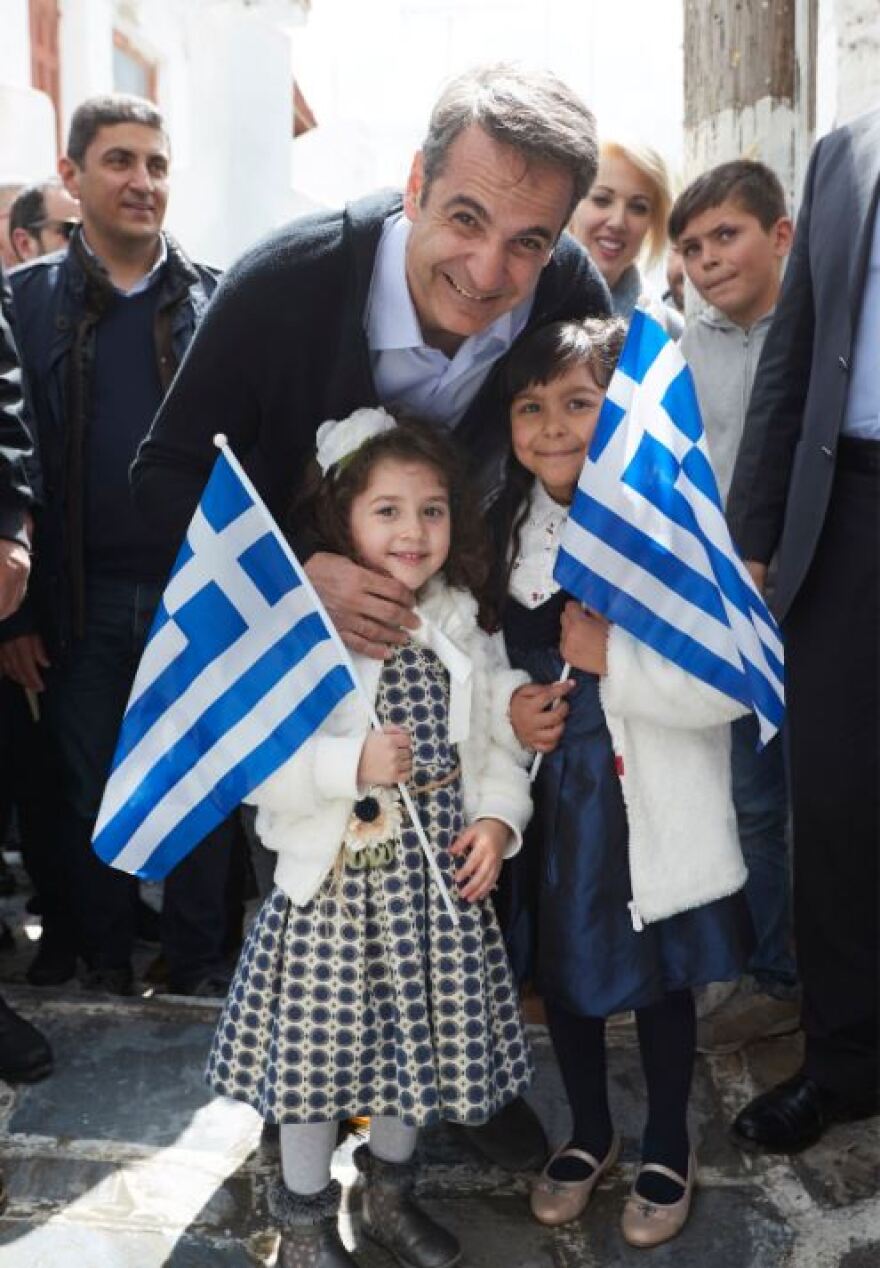 Φωτογραφίες: Υποδοχή Μητσοτάκη στη Νάξο με μαντινάδες και όργανα