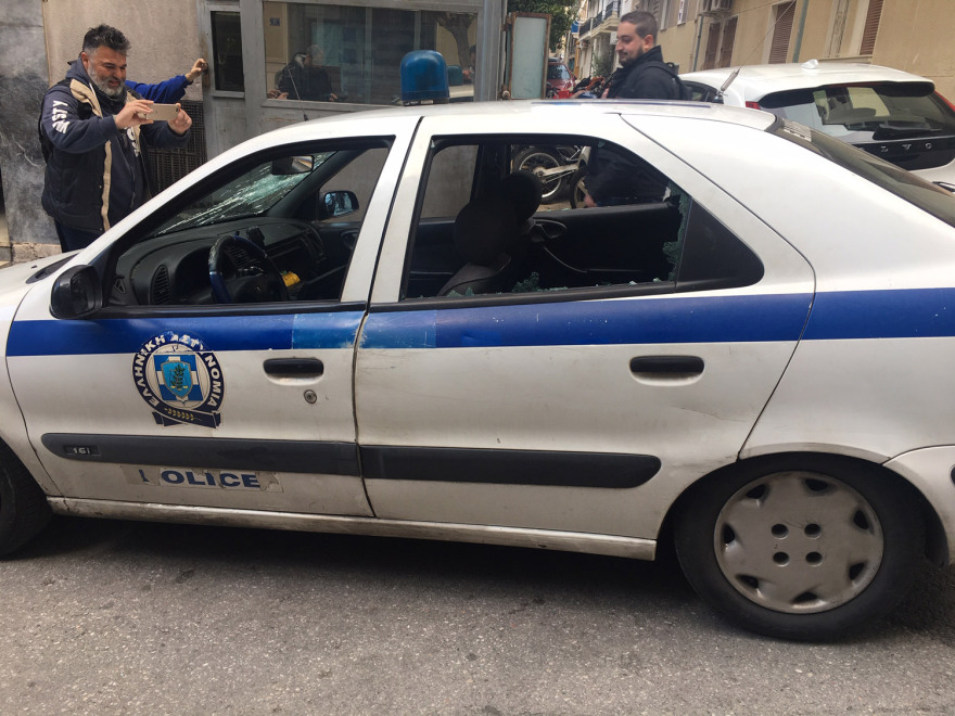 Επίθεση αντιεξουσιαστών σε περιπολικό στα Εξάρχεια