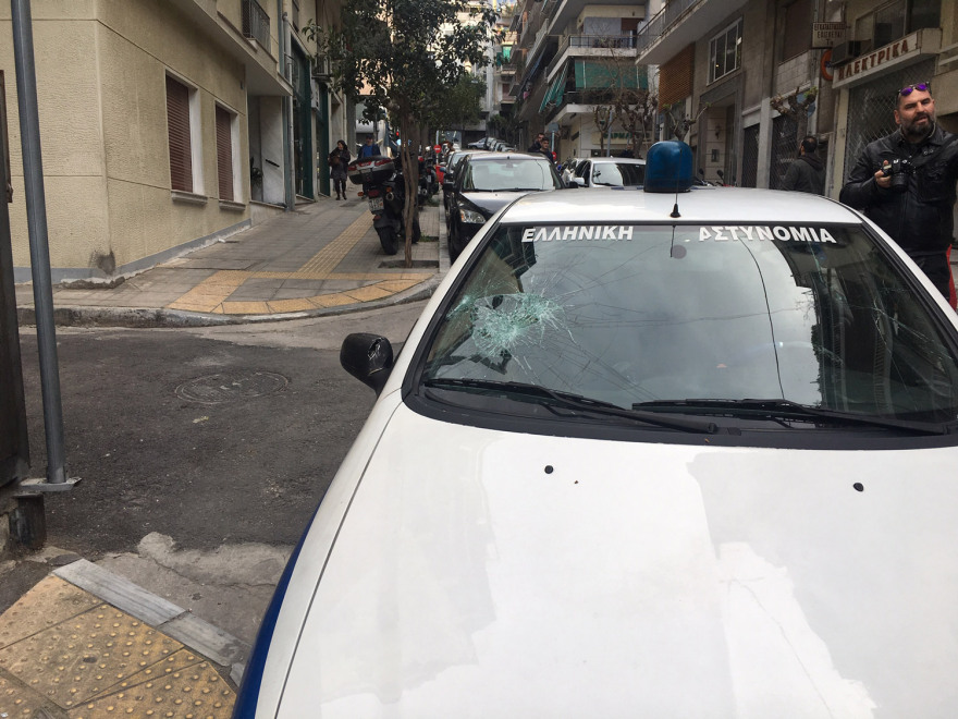 Επίθεση αντιεξουσιαστών σε περιπολικό στα Εξάρχεια