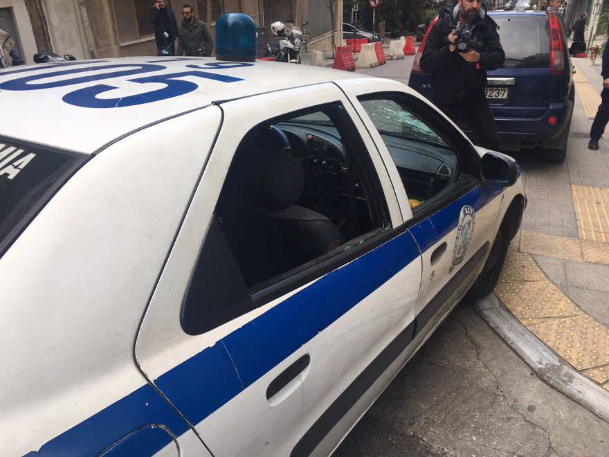 Επίθεση αντιεξουσιαστών σε περιπολικό στα Εξάρχεια