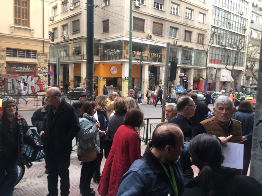 Εξάρχεια: Κουκουλοφόροι διέλυσαν τη συγκέντρωση των κατοίκων