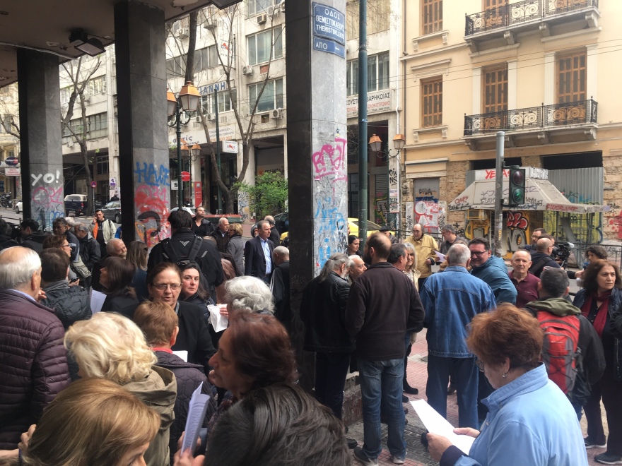 Εξάρχεια: Κουκουλοφόροι διέλυσαν τη συγκέντρωση των κατοίκων