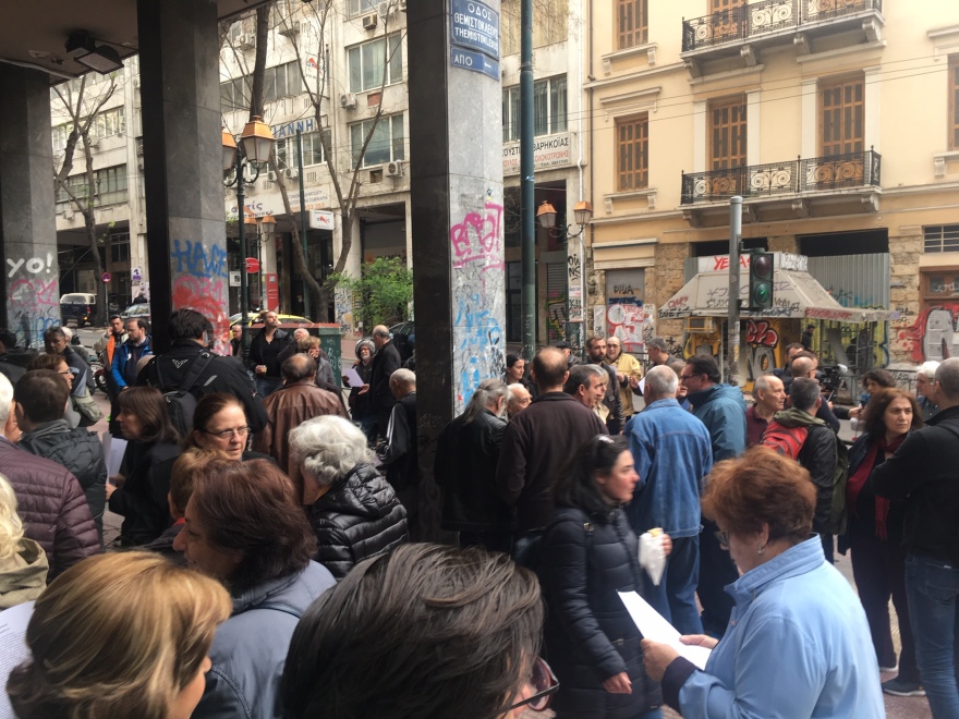 Εξάρχεια: Κουκουλοφόροι διέλυσαν τη συγκέντρωση των κατοίκων