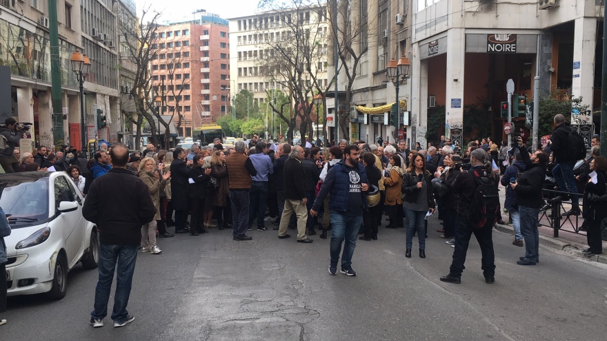 Εξάρχεια: Κουκουλοφόροι διέλυσαν τη συγκέντρωση των κατοίκων