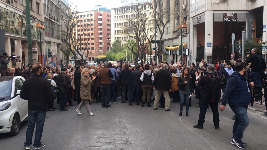 Εξάρχεια: Κουκουλοφόροι διέλυσαν τη συγκέντρωση των κατοίκων