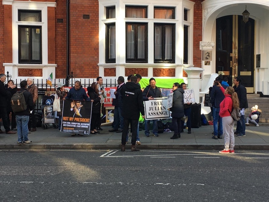 Βρετανία: Συγκέντρωση έξω από την πρεσβεία του Ισημερινού μετά τη σύλληψη του Ασάνζ 