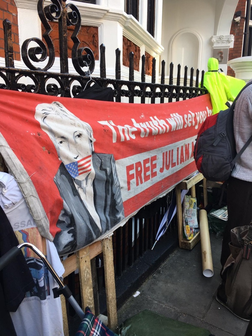 Βρετανία: Συγκέντρωση έξω από την πρεσβεία του Ισημερινού μετά τη σύλληψη του Ασάνζ 