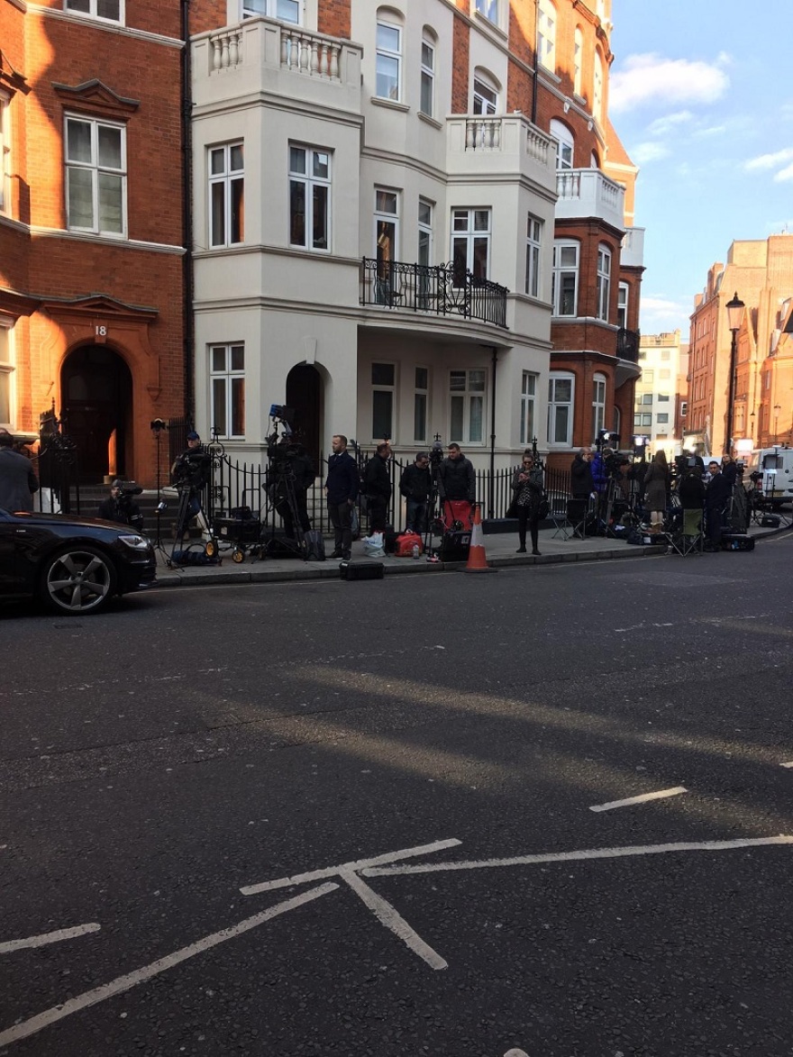 Βρετανία: Συγκέντρωση έξω από την πρεσβεία του Ισημερινού μετά τη σύλληψη του Ασάνζ 