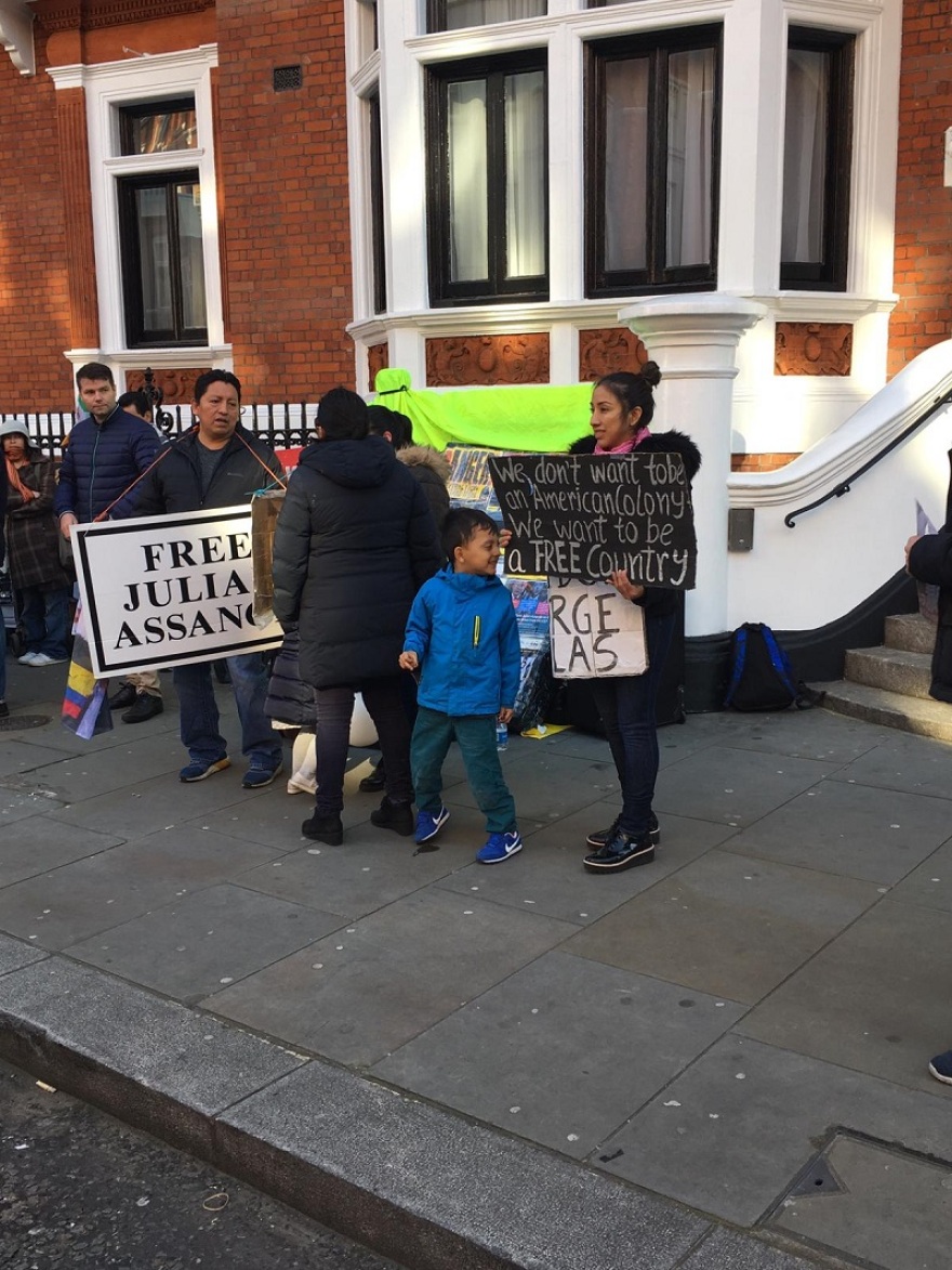 Βρετανία: Συγκέντρωση έξω από την πρεσβεία του Ισημερινού μετά τη σύλληψη του Ασάνζ 