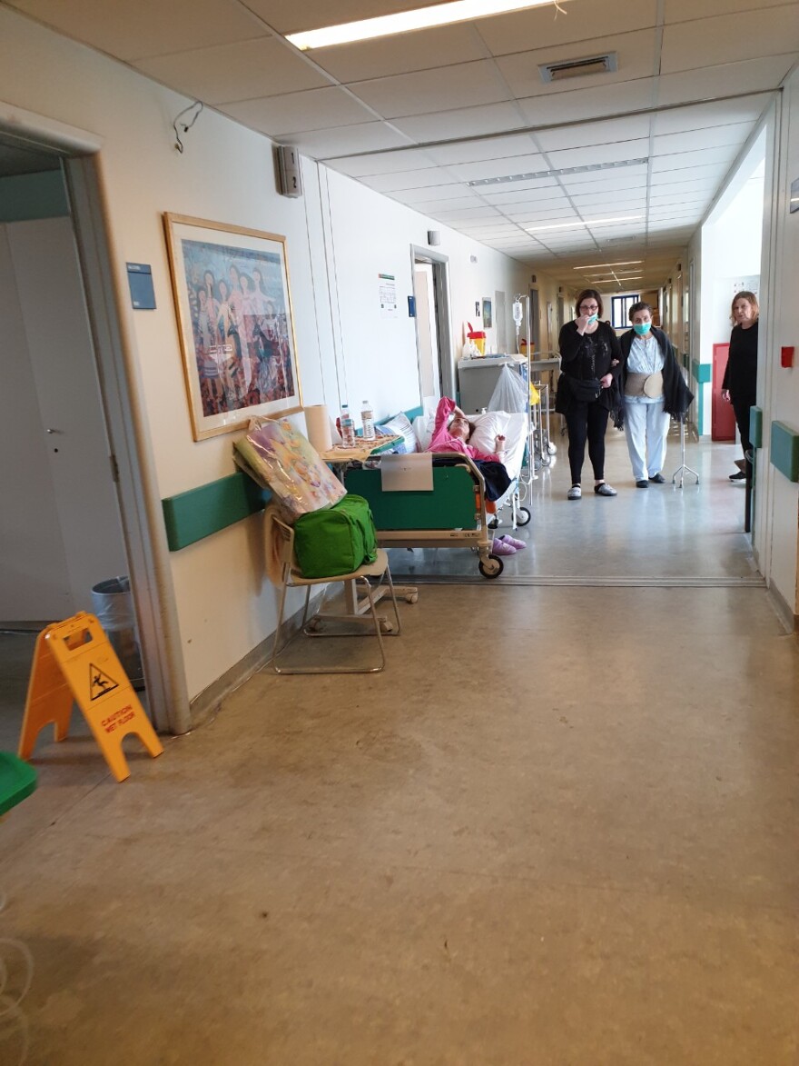 Τα ράντζα «βασιλεύουν» στο νοσοκομείο «Αττικον» - Δείτε φωτογραφίες μια ημέρα μετά την εφημερία