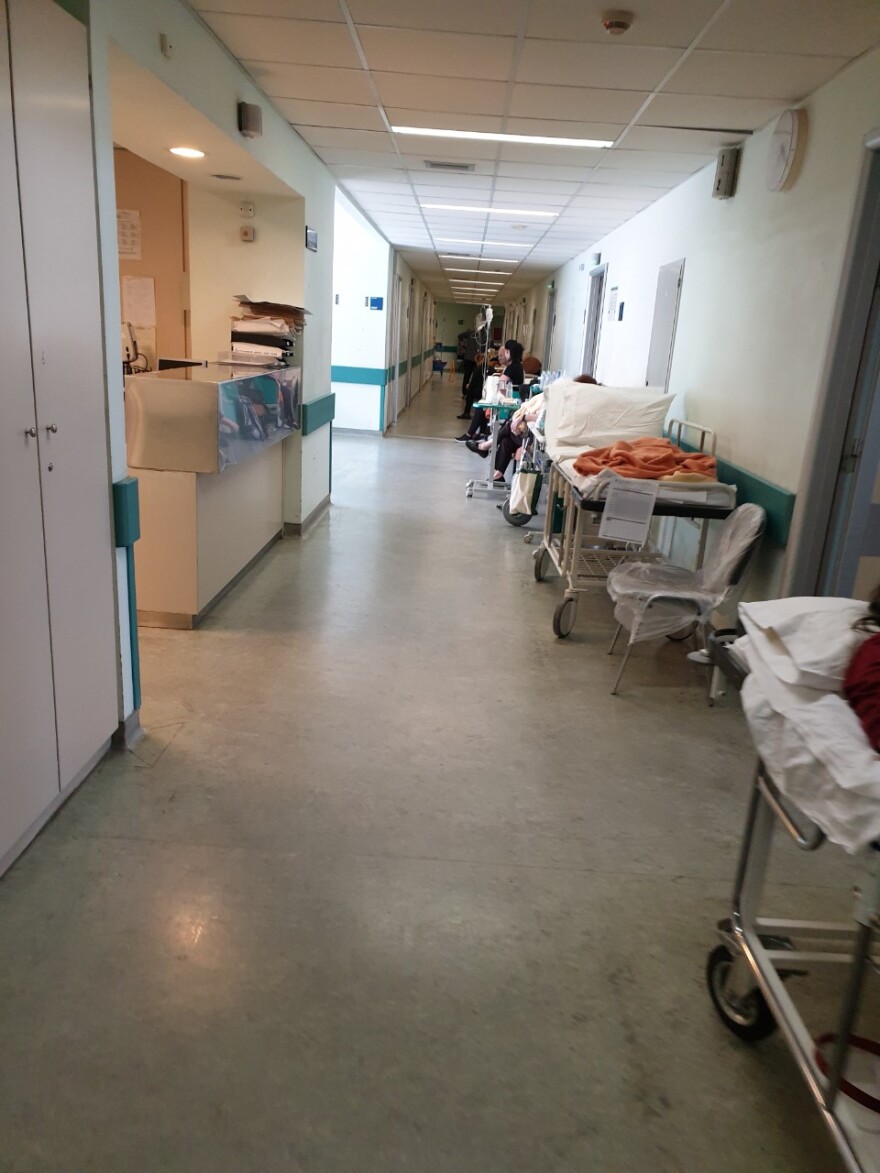 Τα ράντζα «βασιλεύουν» στο νοσοκομείο «Αττικον» - Δείτε φωτογραφίες μια ημέρα μετά την εφημερία