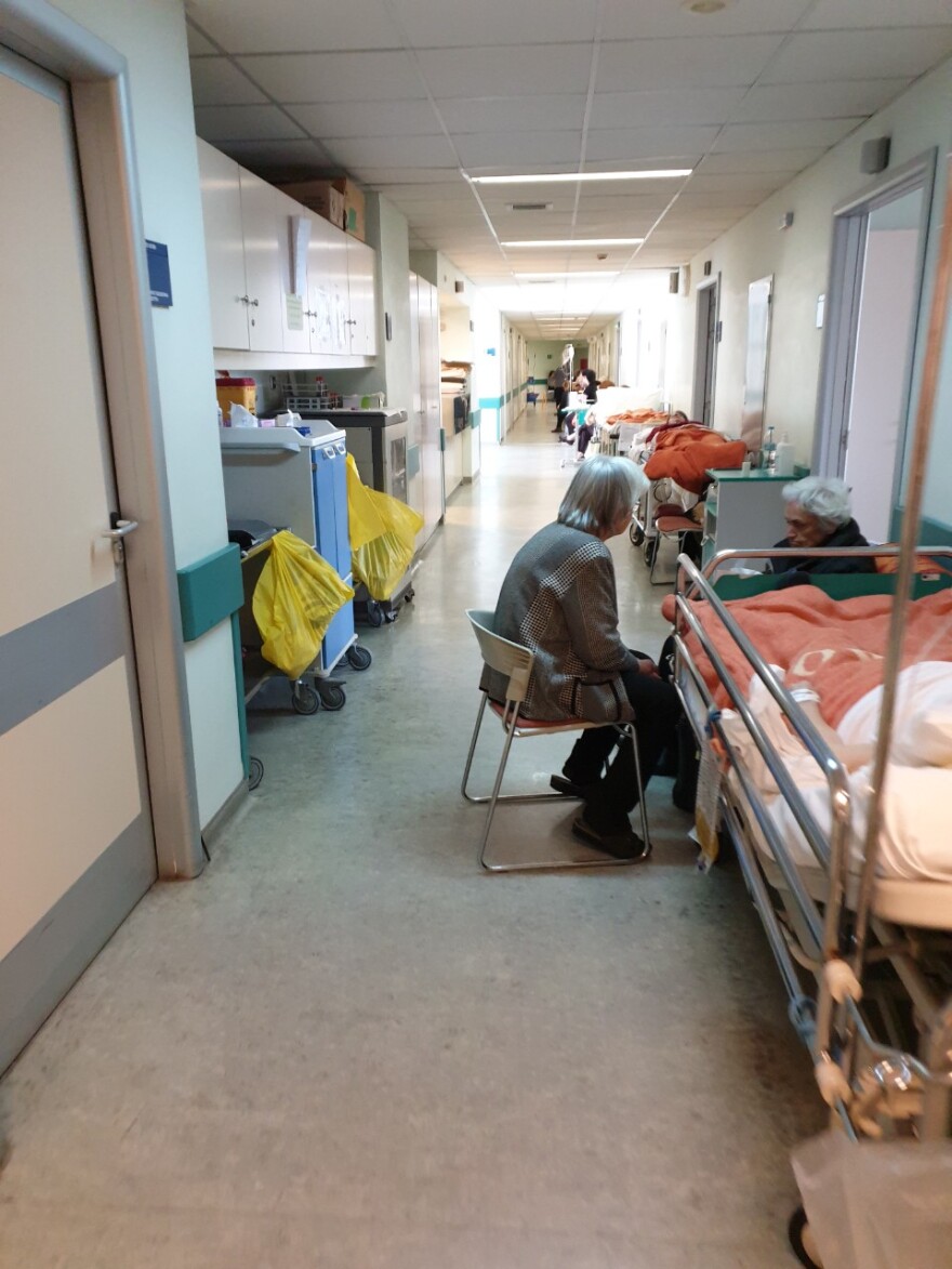 Τα ράντζα «βασιλεύουν» στο νοσοκομείο «Αττικον» - Δείτε φωτογραφίες μια ημέρα μετά την εφημερία