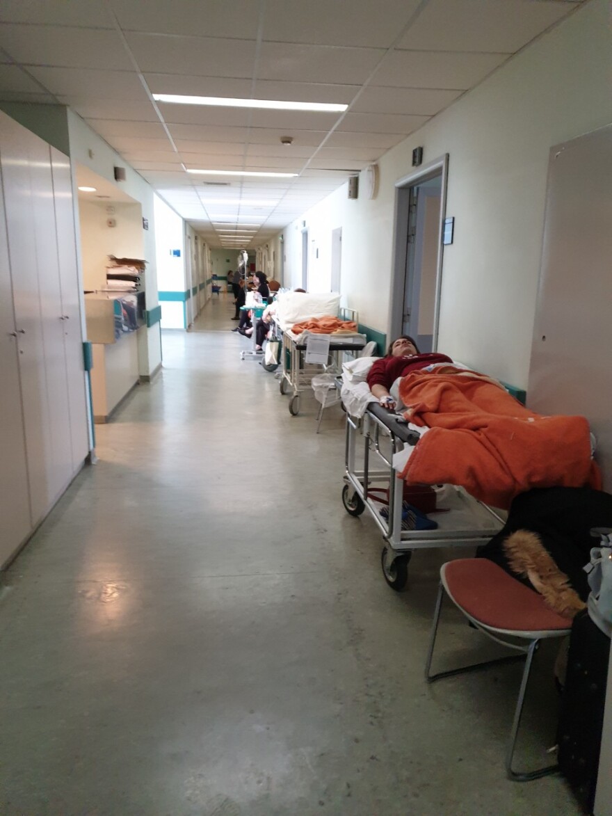 Τα ράντζα «βασιλεύουν» στο νοσοκομείο «Αττικον» - Δείτε φωτογραφίες μια ημέρα μετά την εφημερία