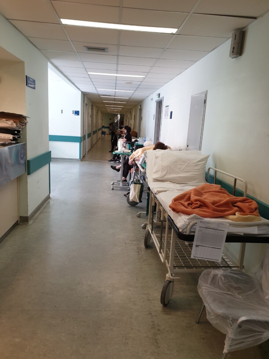 Τα ράντζα «βασιλεύουν» στο νοσοκομείο «Αττικον» - Δείτε φωτογραφίες μια ημέρα μετά την εφημερία