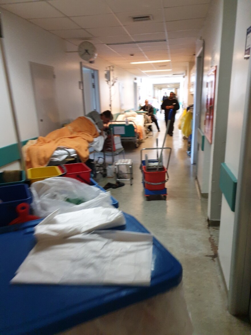 Τα ράντζα «βασιλεύουν» στο νοσοκομείο «Αττικον» - Δείτε φωτογραφίες μια ημέρα μετά την εφημερία