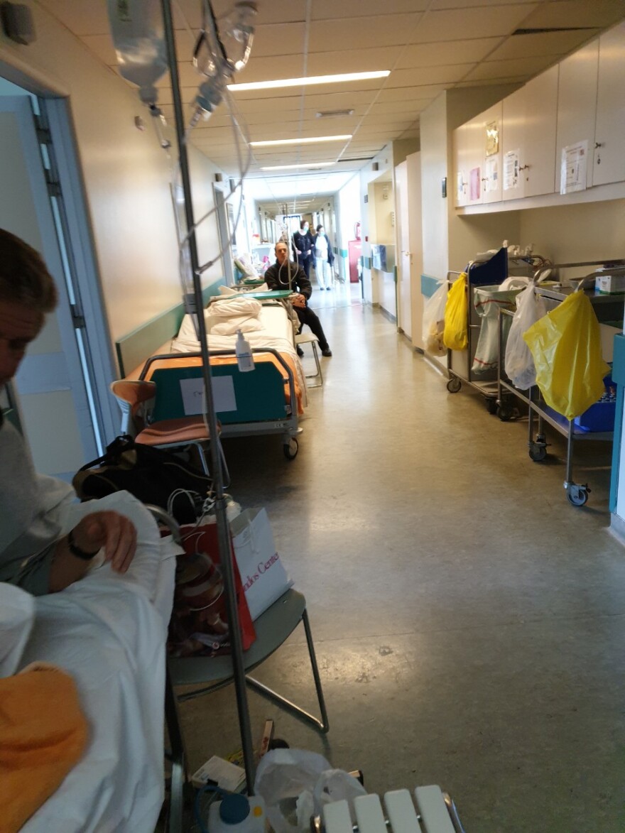 Τα ράντζα «βασιλεύουν» στο νοσοκομείο «Αττικον» - Δείτε φωτογραφίες μια ημέρα μετά την εφημερία